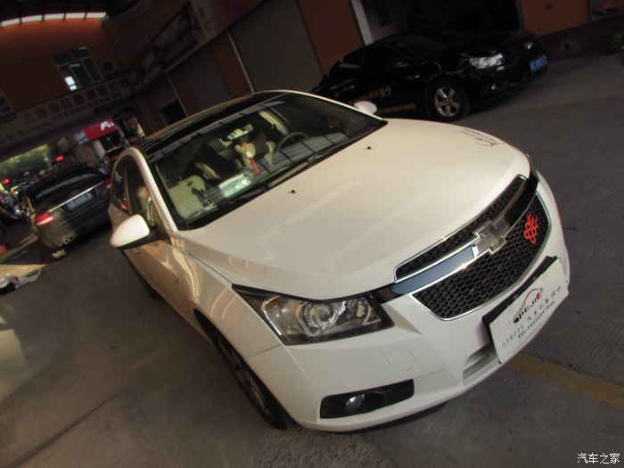 科鲁兹高亮黑车顶贴膜中网改装效果大气许多