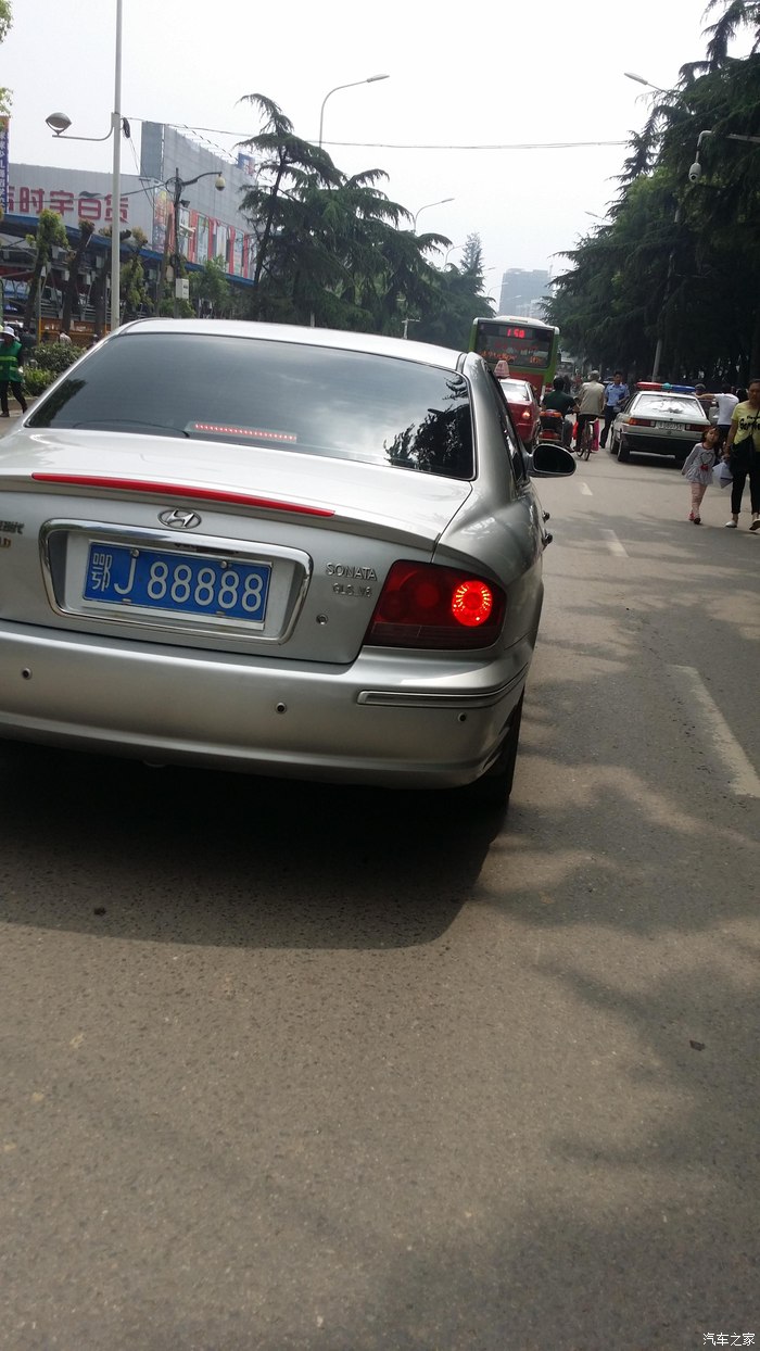 寻找以为鄂j88888车主