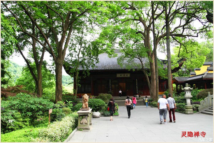 右侧建筑为文景阁,为佛教书法绘画艺术的展示场所