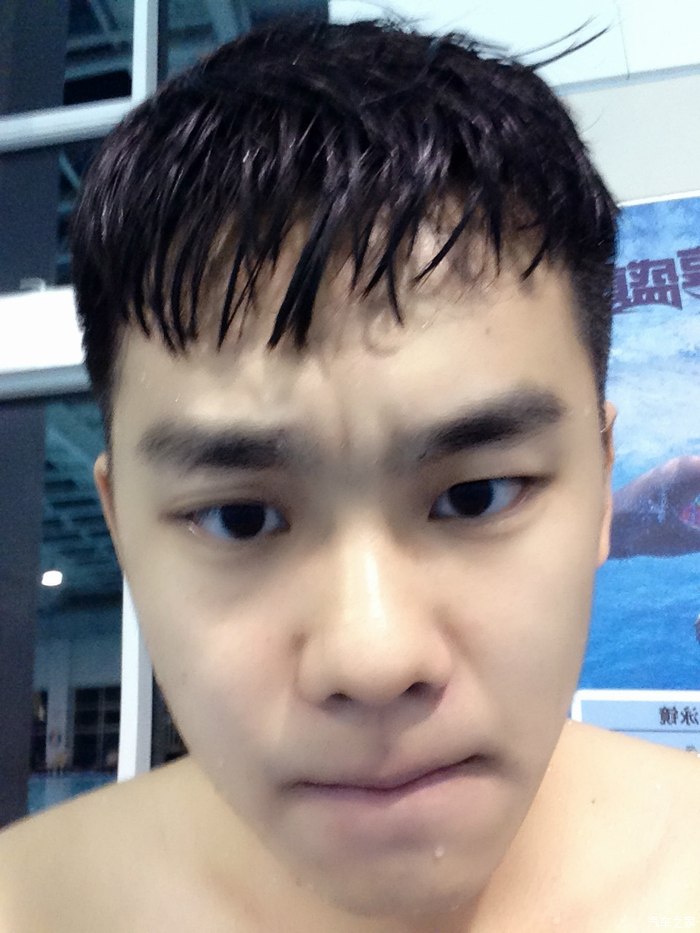 最后来一张小弟游泳时的自拍照,镇楼,请大伙勿喷