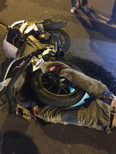 自行车骑行中途休息目睹的摩托车撞行人