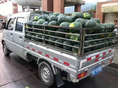 小卡拉西瓜加二人共3580斤