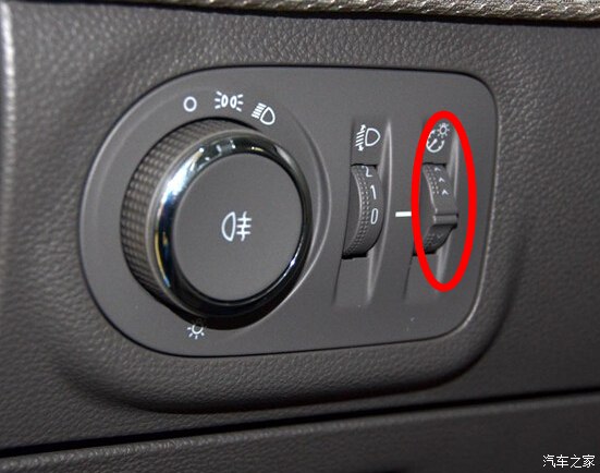 请问大灯调节高度旁边的那个按钮是调灯亮度的还是中控亮度的?