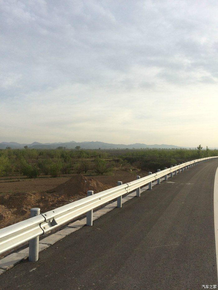 起伏的路面,比较长的下坡和上坡,非常适合骑行啊