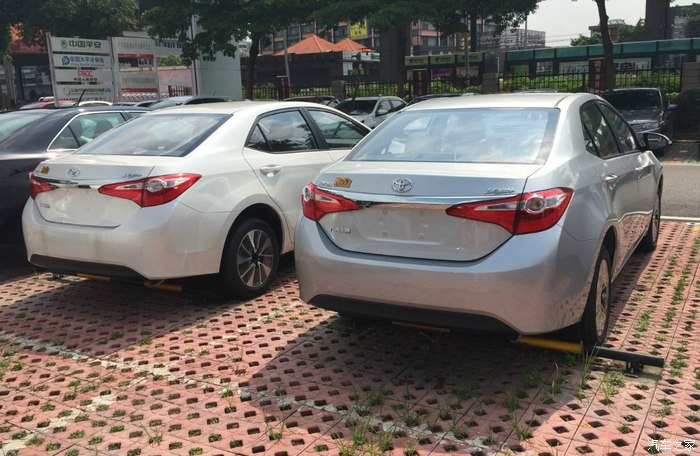 今天提车丰田雷凌银色白色对比图