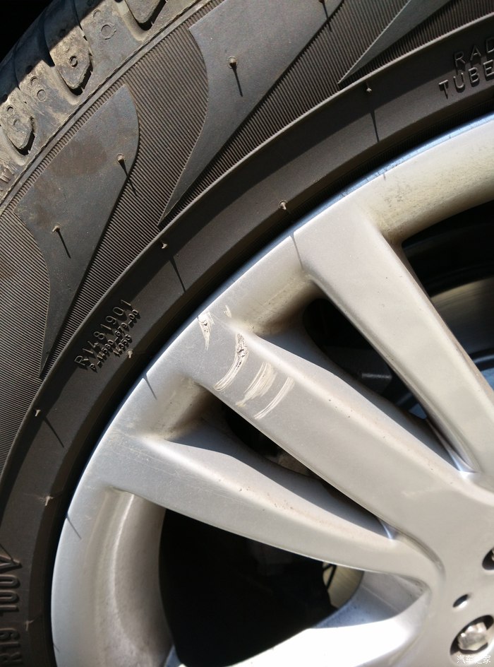 车门被撞了一个小坑轮毂刮伤