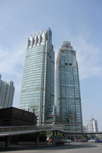 比肩齐眉东方证券楼