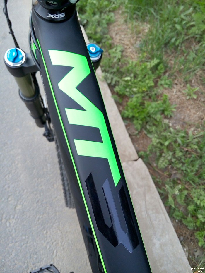 锻炼开始提喜德盛山霸mt3碳纤维山地车两台作业