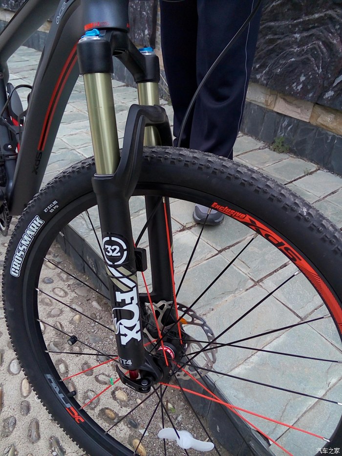 锻炼开始 提喜德盛山霸mt3碳纤维山地车两台作业