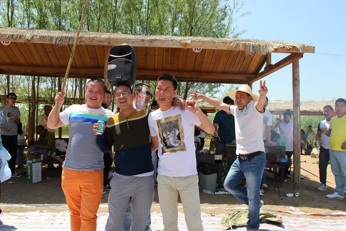 充满正能量兄弟连相聚一起携家属野外一日游