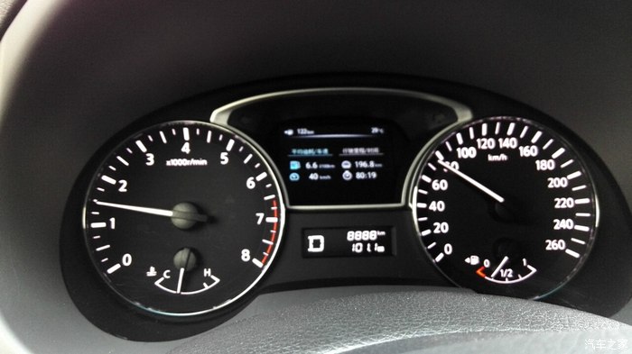 天籁公爵2.5尊享8888公里拍照纪念