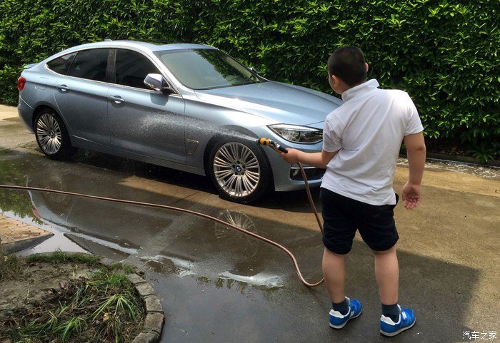 有个免费的洗车工真不错哈哈