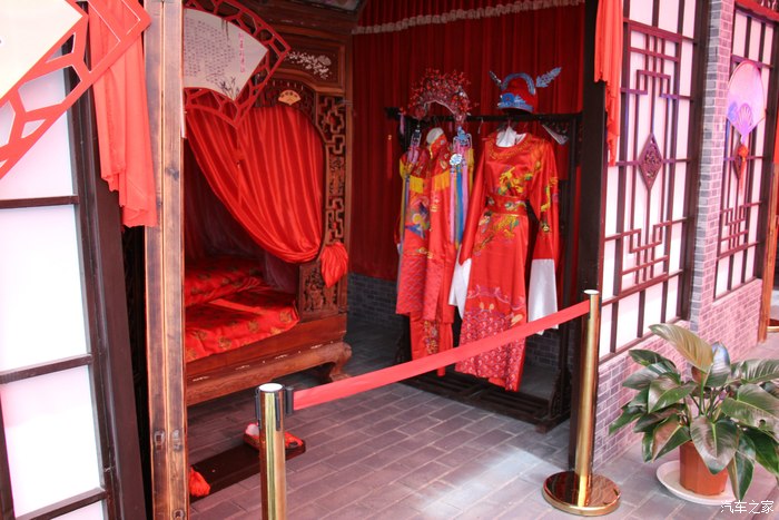这边是古代结婚时候家里的布置!以及嫁妆!大红色装配很喜庆!