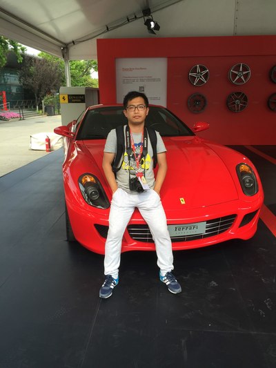 最后来几张自拍  哈哈  毕竟和法拉利在一起我们屌丝可是难得呀