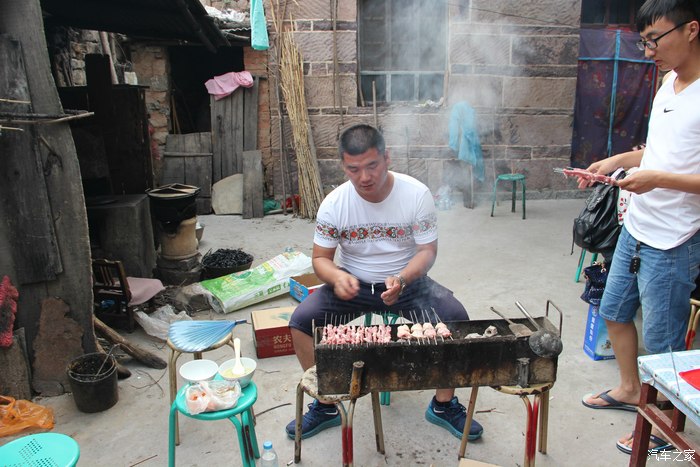 彪子开始工作了,听说烧烤一直都他的强项