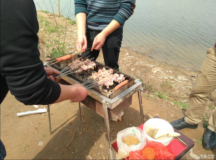 周口车友会沙河边烧烤有美女哦别流口水哦