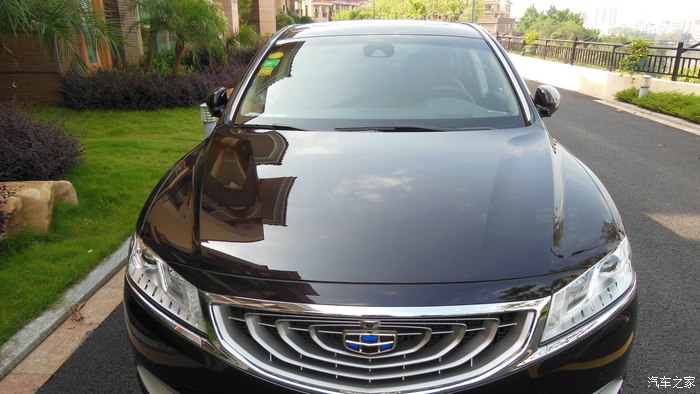 光亮的车漆显示出蓝天和白云