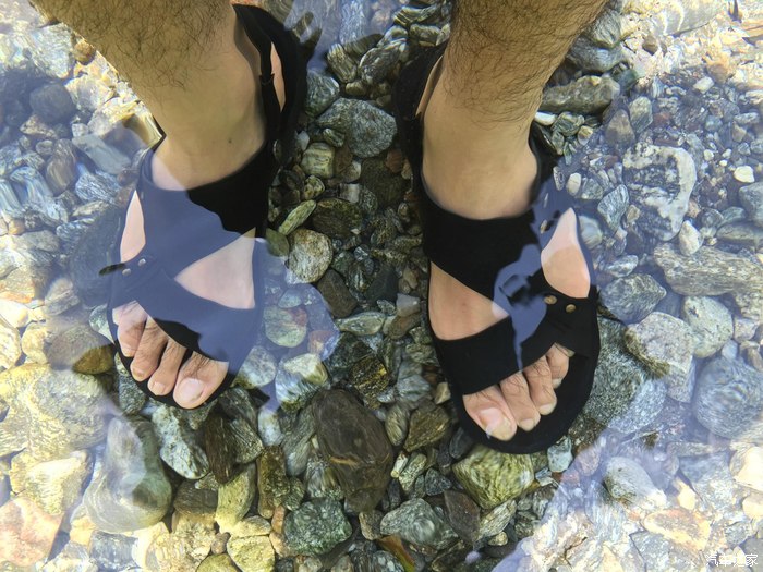 光着脚丫走在水里还是搁脚的,穿着鞋下水了.清澈吧.