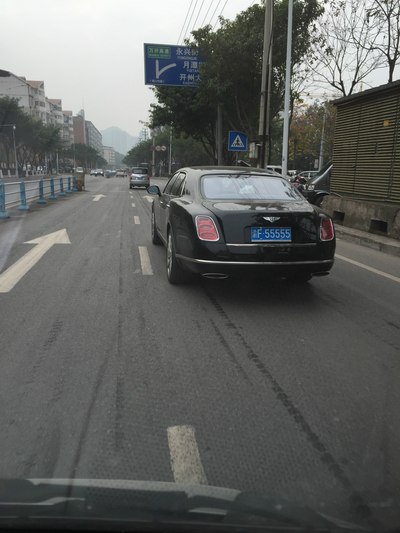 牌照渝f55555,主要是车值钱 啊 ,我重庆大开县的宾利慕尚!