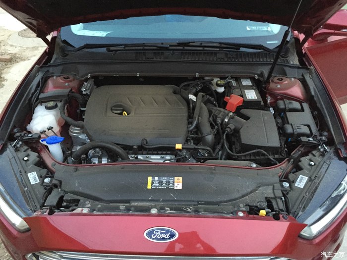 发动机舱,除了感觉好的心脏,对于这凌乱的管线,我只想说,福特造车还真