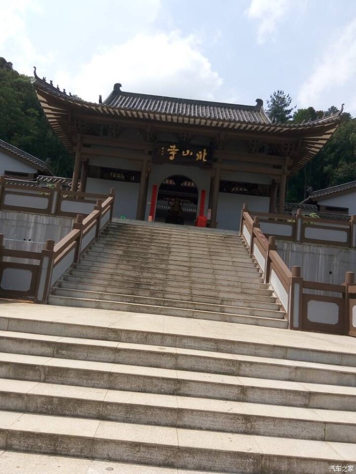 后来又去北山寺,他说那里灵验,还有尼姑.怀奇又激动心情来到这里