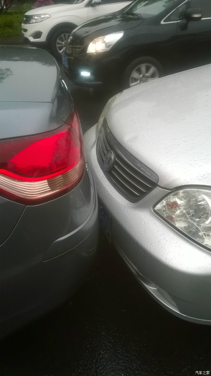 "嘭"的一声巨响~~~雨天被追尾!然后