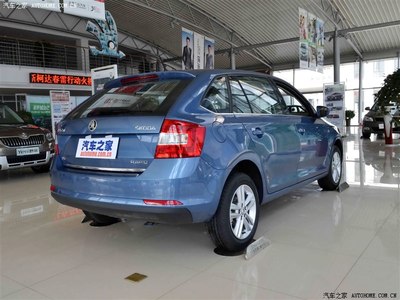 请问斯柯达昕动有几种蓝色,低配是否颜色齐全?