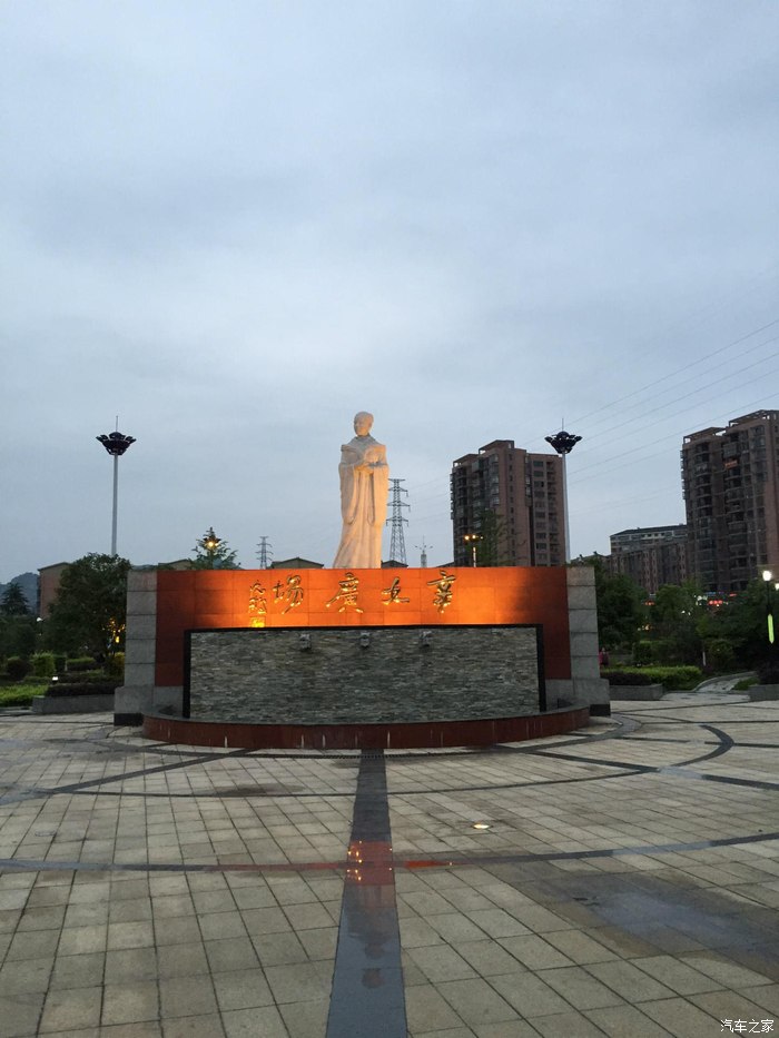 辛女广场,此地不错