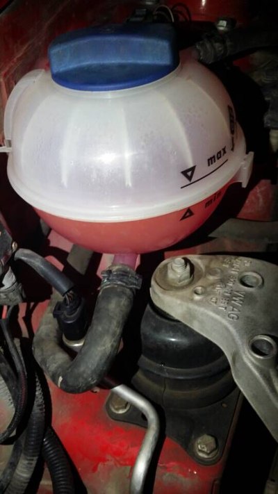 防冻液,今天发现发动机舱里好多水渍,仔细检查发现冷却液壶红圈标记的