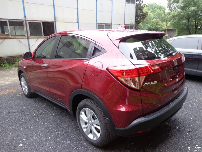 15cvt红色缤智的提车作业头磕个包还蹭掉些皮