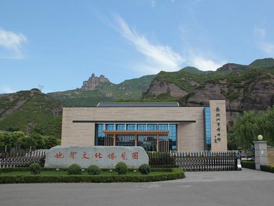 承德鸡冠山下-----------热河地质博物馆游览