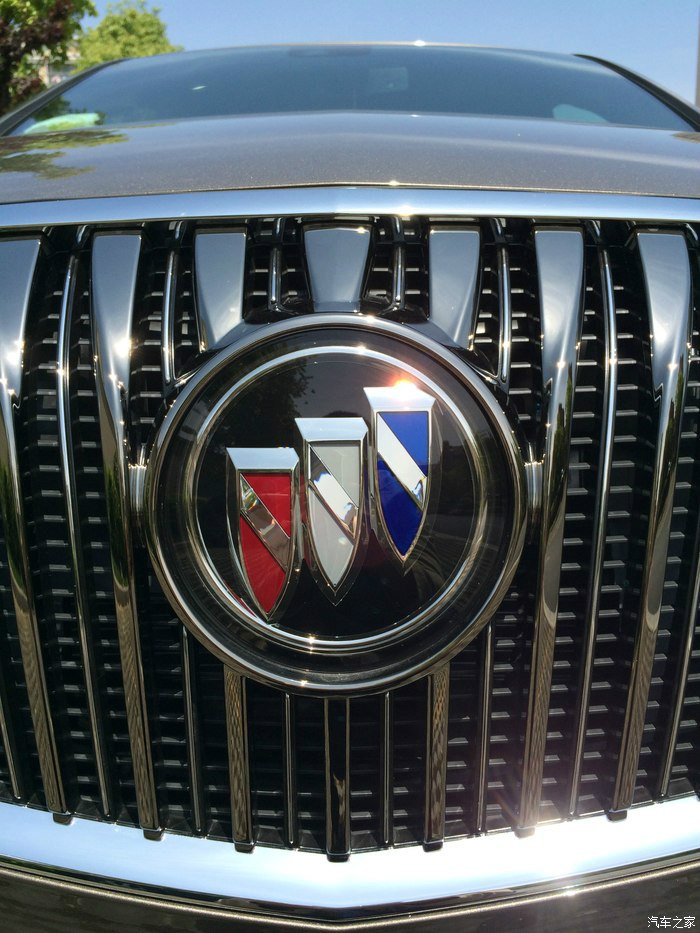 前车车标~君越为什么俩标不一样?