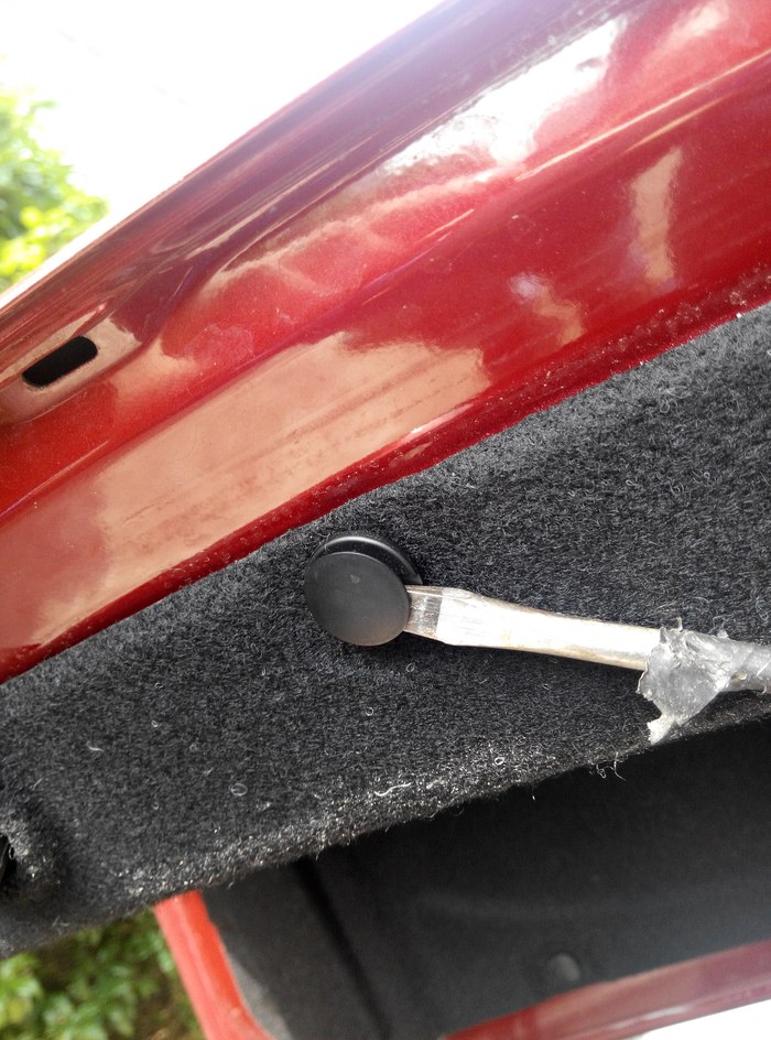 黑人求精安装科鲁兹后备箱逃生拉绳