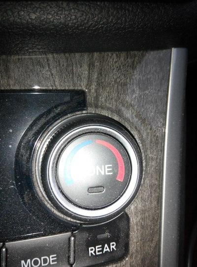 上面按钮是空调开关外圈可以调节温度,off是关闭空调按钮.