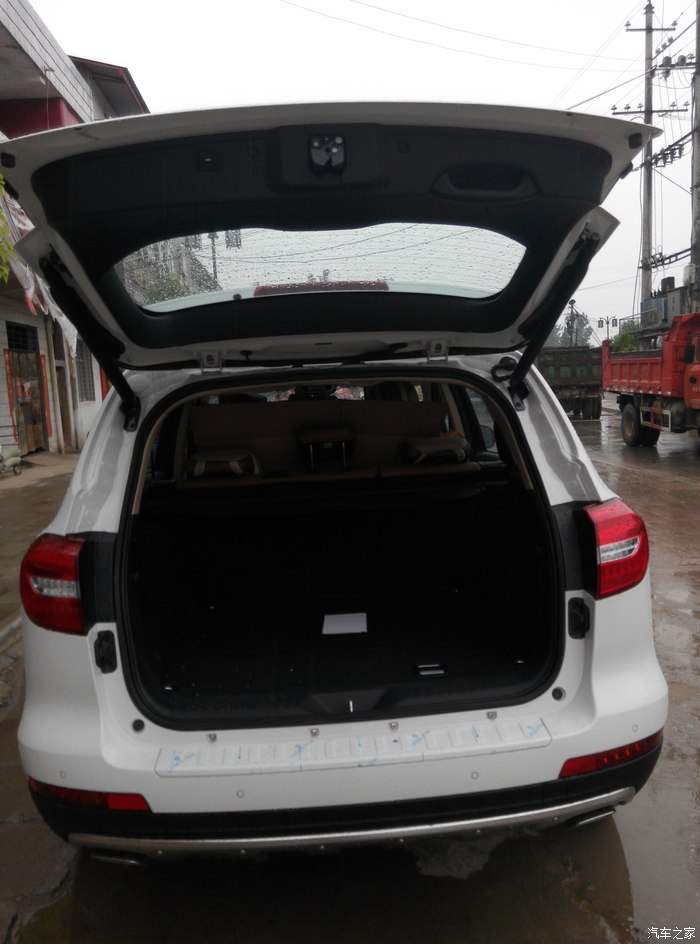 后备箱门还有液压杆,方便.