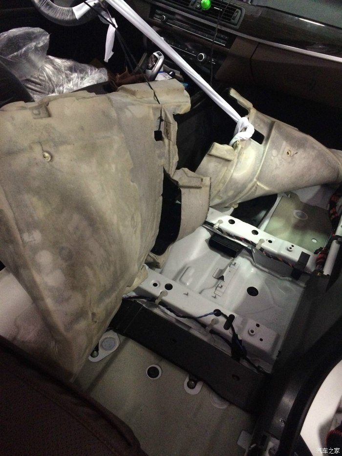 2014年10月的车,6月14日发现车右后座地板严重积水!