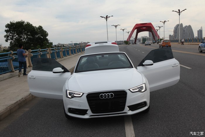 奥迪a5白色敞篷68万