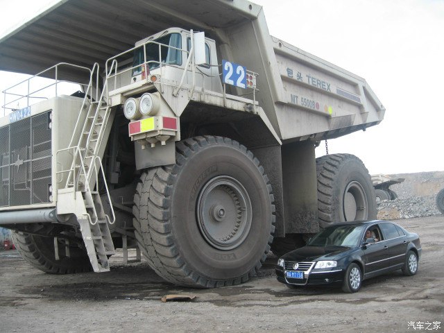 帕萨特在公司露天矿跟154吨自卸卡车的对比合影
