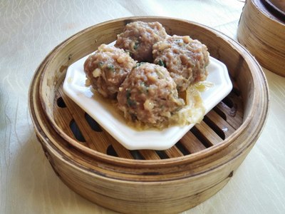牛肉丸,广式茶楼里的招牌菜品,滑嫩可口又鲜香扑鼻,每次去饮茶必点此