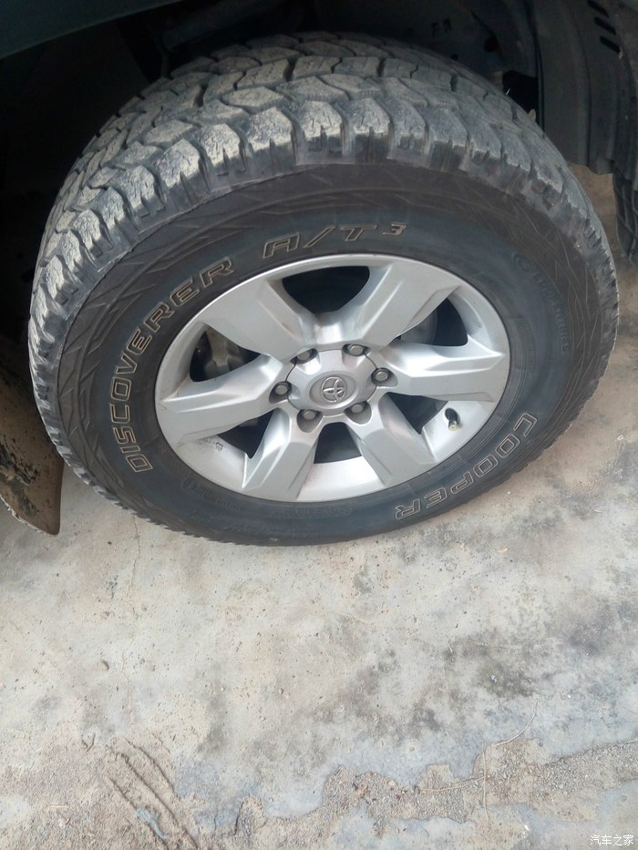 丰田普拉多采用的是固铂发现系列at胎,尺寸是265/65 r17