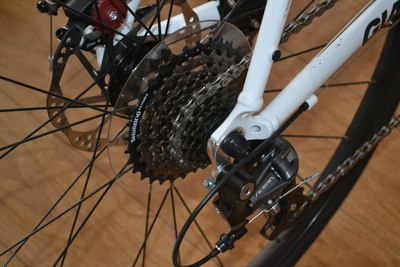 禧玛诺的acera变速器,后9个齿轮,据说比atx830的altus级别高一点.