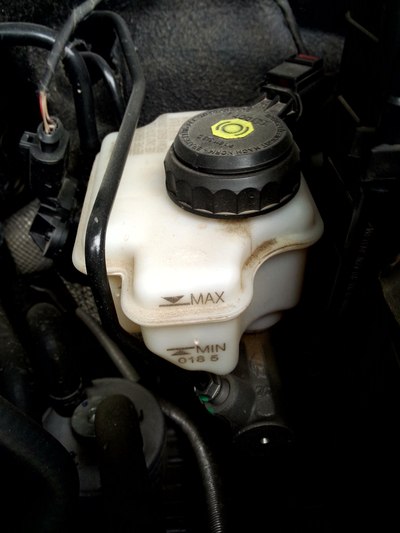 发动机舱内制动液壶里没有东西?(有图)