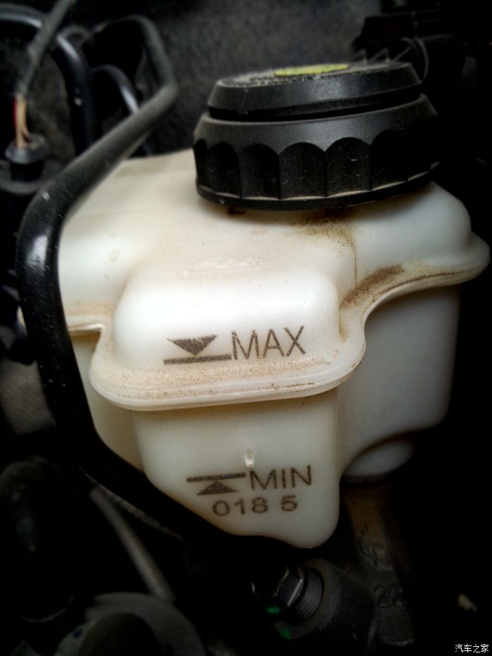 发动机舱内制动液壶里没有东西有图