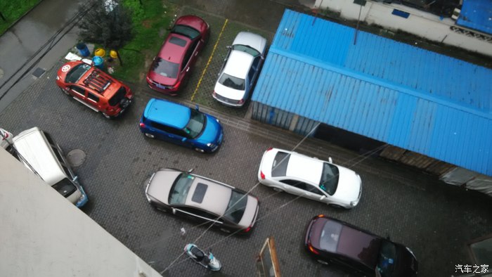 小区停车场,看看什么车?咱小二还是蛮漂亮的!
