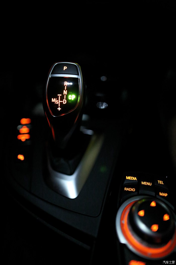 更新夜景帝王蓝外红内宝马bmw320i提车作业