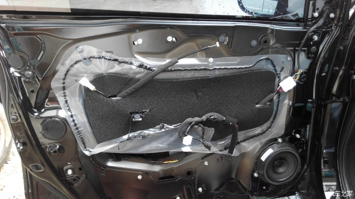 先拆下左门板,具体方法和我上一帖里装摄像头一样