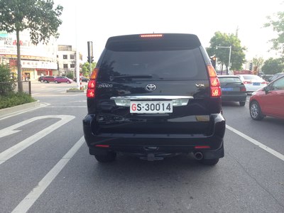 偶遇违章占道军牌全进口普拉多,求科普