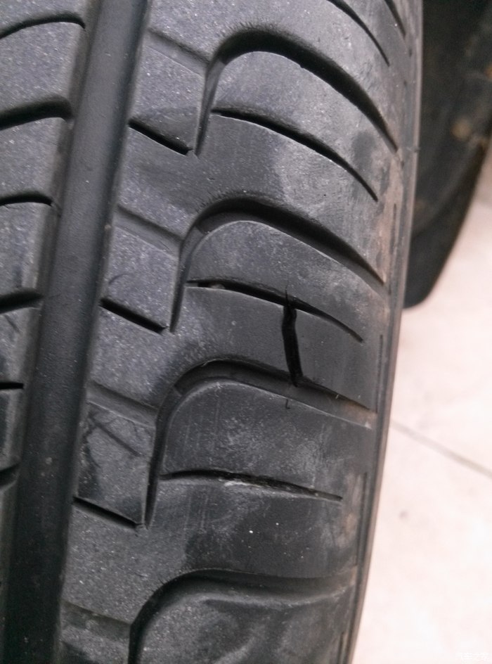 悲催轮胎胎冠竟然被割开了