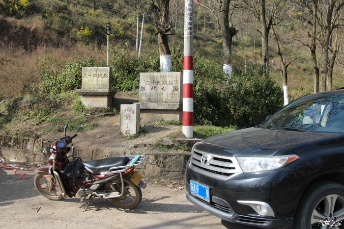 第一拐.这个三岔路口,另有一条后建柏油路可以绕道山顶.